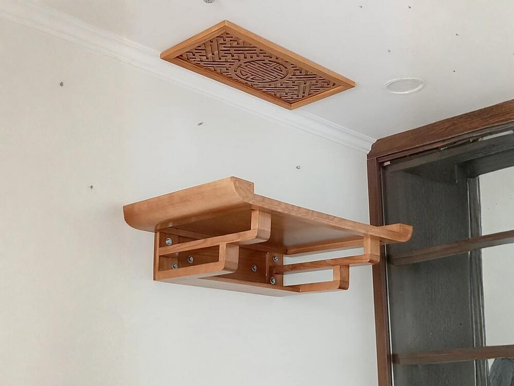 Bàn thờ treo tường nhỏ gọn, thiết kế hiện đại, cố định trực tiếp lên tường