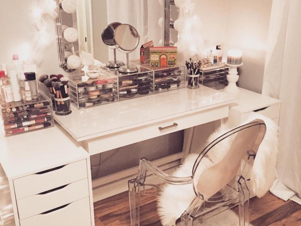 Bàn trang điểm lớn phù hợp phòng từ 25m² trở lên, đa chức năng, nhiều ngăn, sang trọng