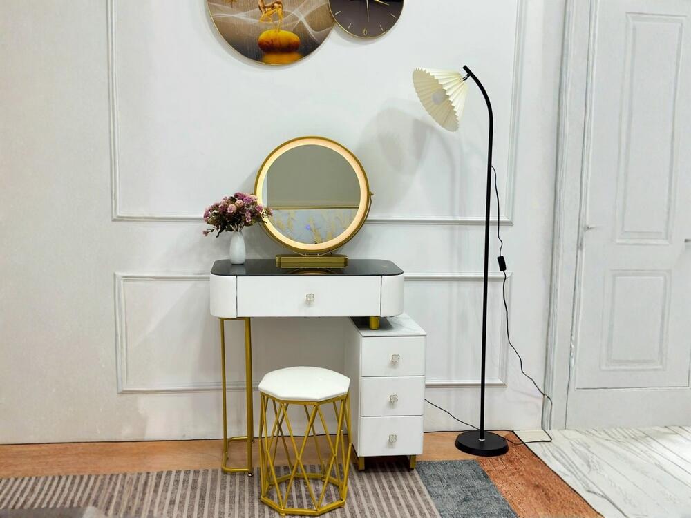 Bàn trang điểm nhỏ gọn, thiết kế tối giản, lý tưởng cho căn hộ hiện đại
