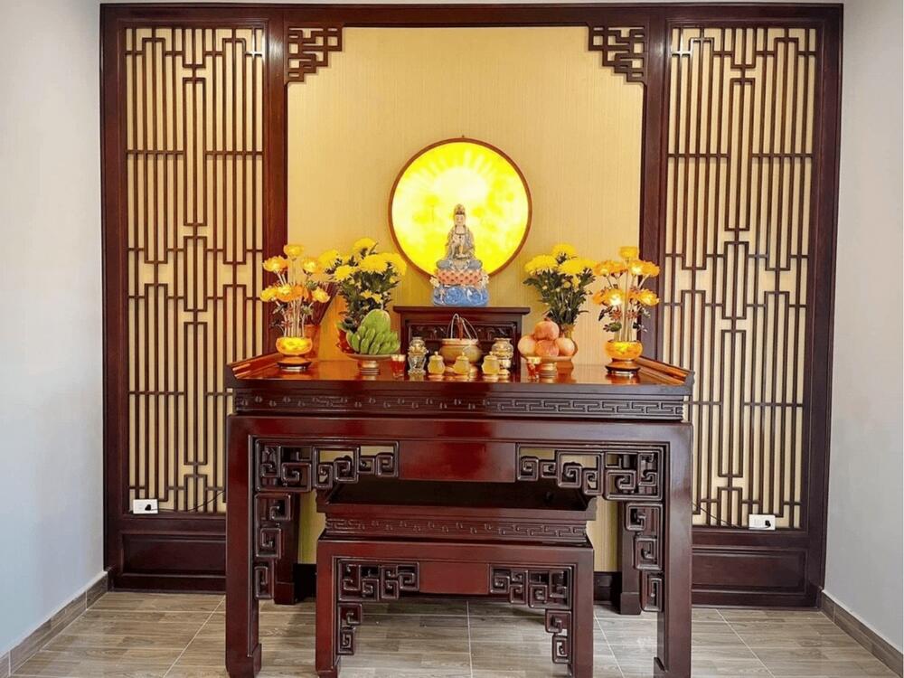 Đặt bàn thờ Phật phòng thờ riêng hoặc góc yên tĩnh, mang năng lượng tích cực, thuận tiện thiền định và cầu nguyện