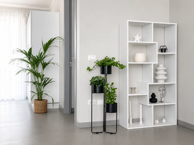 Kệ trưng bày với vật dụng trang trí được chọn lọc trong thiết kế nội thất tối giản.
