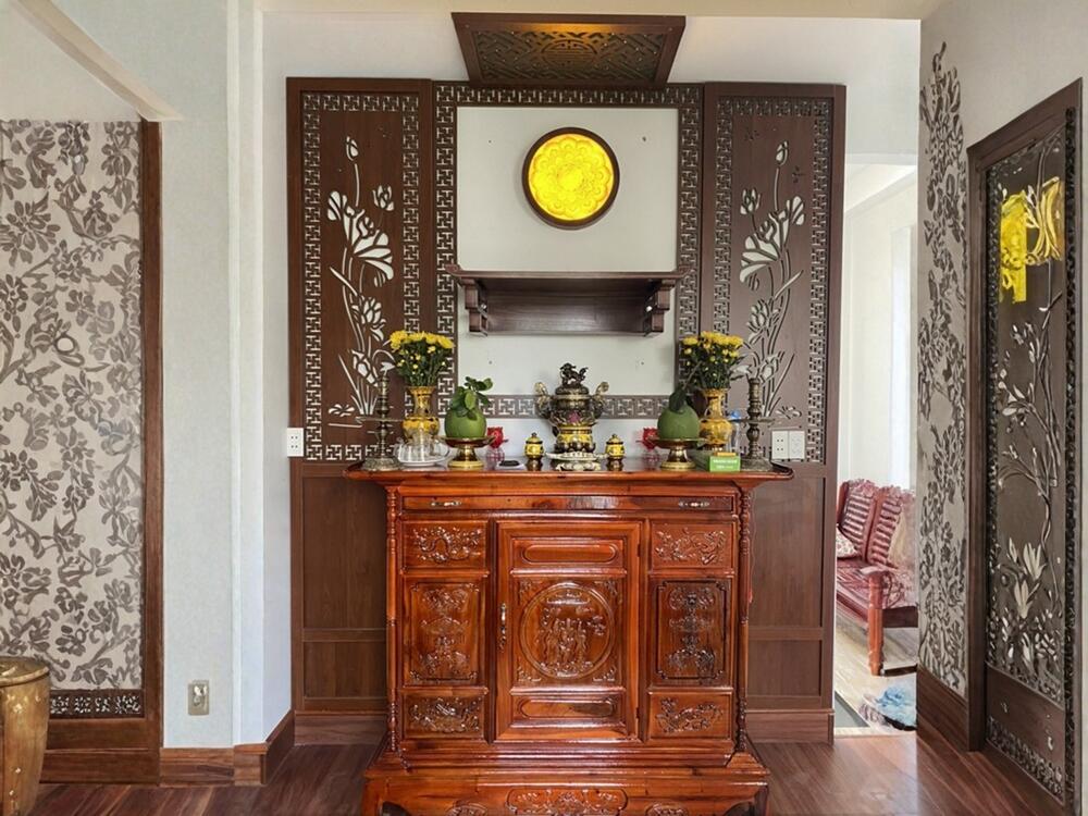 Tủ thờ có kích thước lớn 157–217 x 81–107 x 200–230 cm, có ngăn kéo và kệ chứa đồ gọn gàng