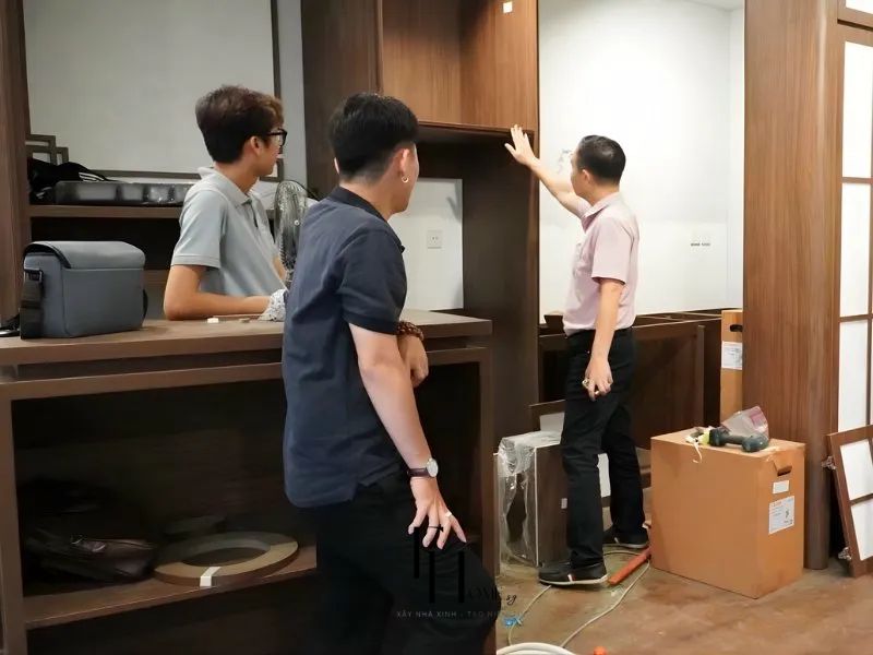 Đội ngũ thi công FHome Sài Gòn kiểm tra và nghiệm thu chất lượng lắp đặt nội thất tủ gỗ tại công trình