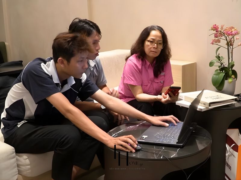 Đội ngũ FHome Sài Gòn bàn giao hồ sơ thiết kế và trao đổi phương án với khách hàng 