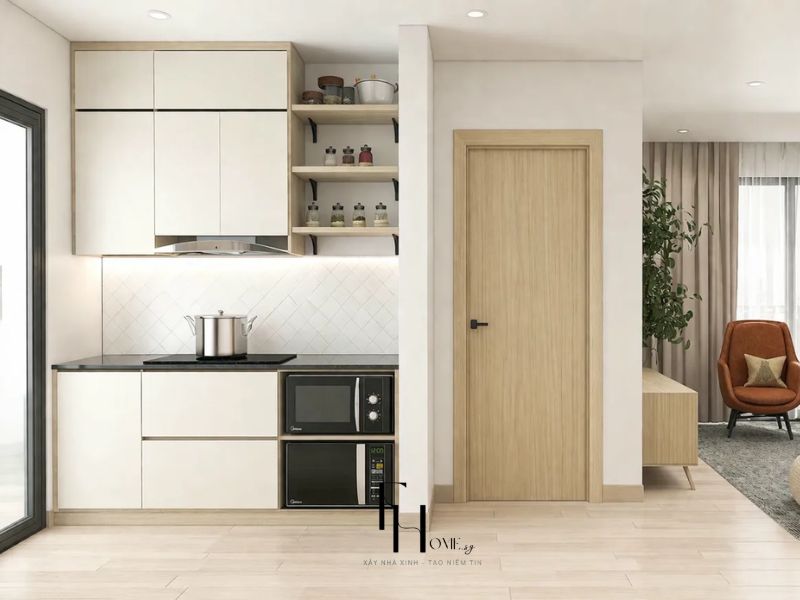 Phòng bếp chung cư 45m2 phong cách Scandinavian, tủ trắng mờ viền gỗ sáng, kệ mở và ốp bếp gạch hình thoi