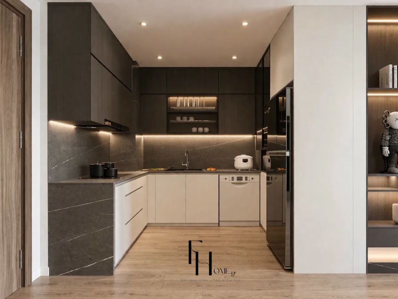Phòng bếp phong cách Hiện đại bố cục chữ L tủ trên gỗ tối tủ dưới trắng, backsplash đá marble xám và kệ mở có đèn LED trong thiết kế nội thất căn hộ 90m2