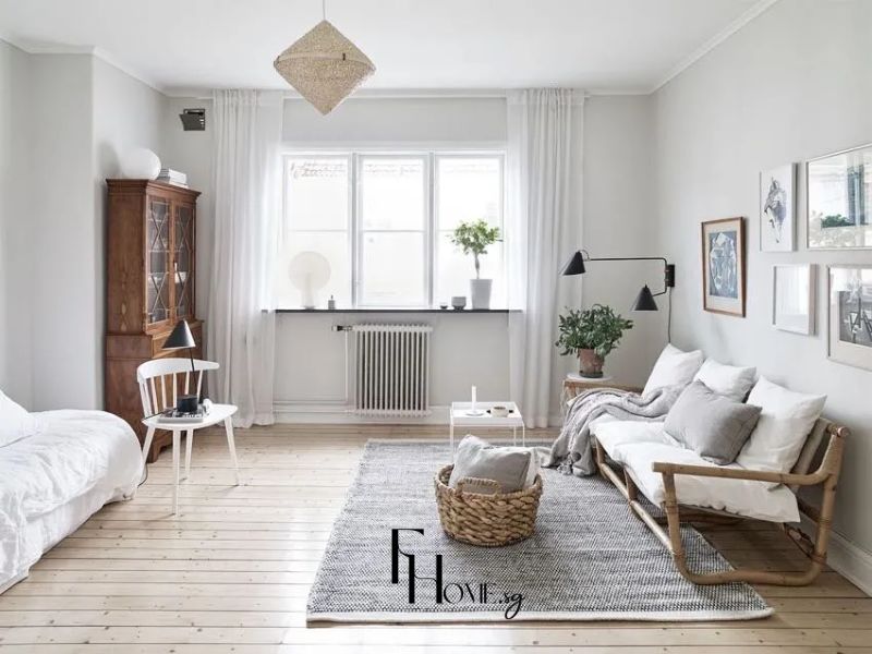 Phòng khách chung cư Vintage tủ gỗ cổ cánh kính sofa mây khung gỗ thảm dệt xám giỏ mây rèm trắng sàn gỗ sáng