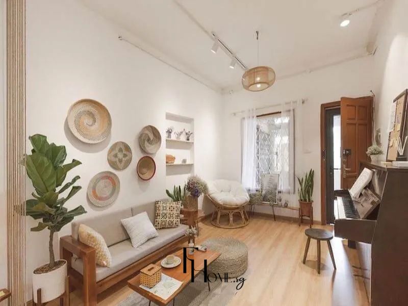 Phòng khách chung cư Vintage đĩa mây treo tường ghế papasan rattan đàn piano cổ cây xanh lớn đèn thả mây tre