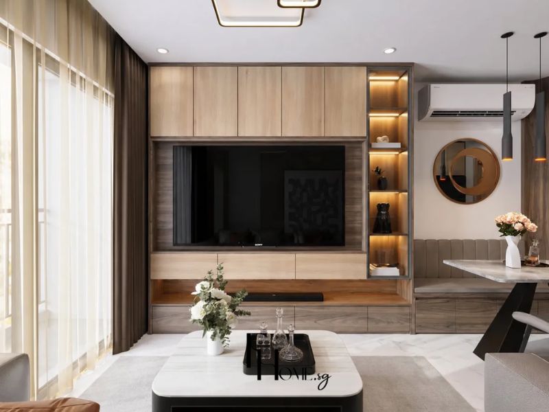 Phòng khách chung cư vách tivi gỗ sồi sàn đến trần tủ cánh trên kệ mở đèn hắt vàng gương tròn đồng