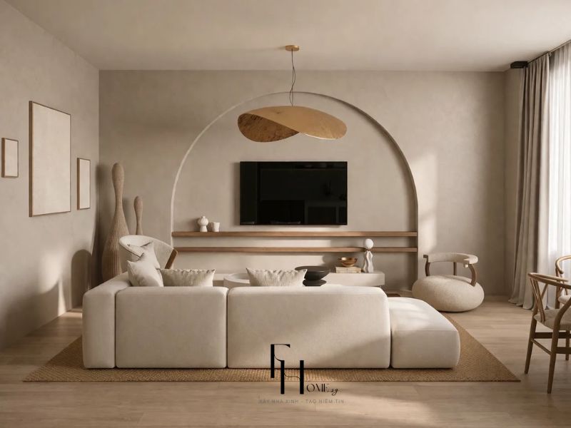 Phòng khách phong cách Japandi vòm cung ốp TV tường xi măng be, sofa module bouclé trắng kem và đèn pendant gỗ bất đối xứng trong thiết kế nội thất căn hộ 90m2