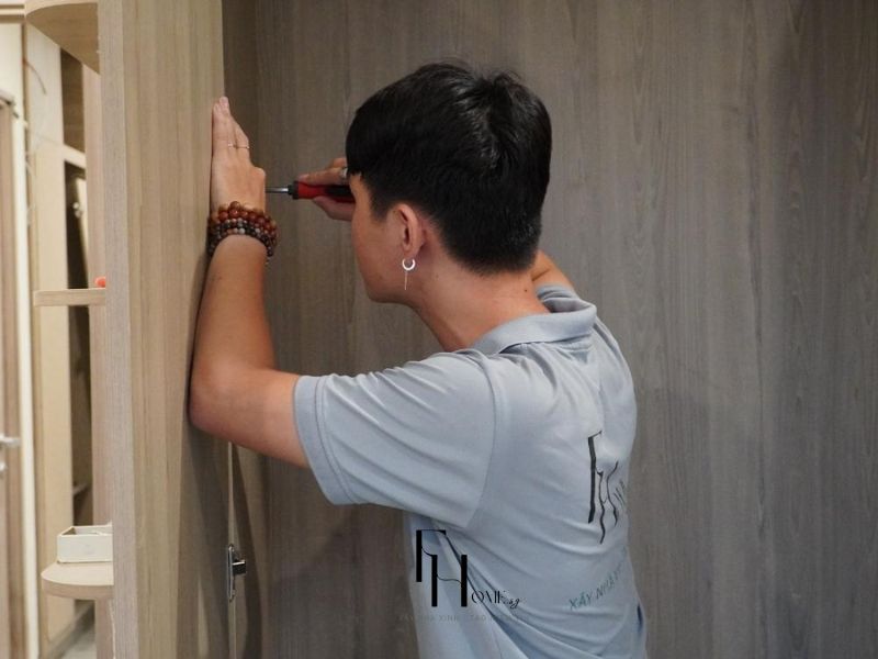 Thợ thi công FHome Sài Gòn lắp đặt nội thất gỗ tại công trình thiết kế nội thất chung cư 45m2
