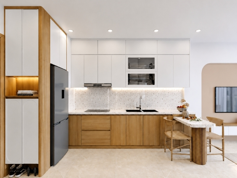 Mẫu tủ bếp chữ I kịch trần căn hộ 50m2 kết hợp bàn ăn mặt đá tạo lối đi rộng rãi