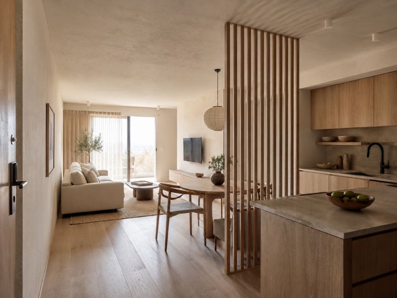 Thiết kế nội thất chung cư 45m2 tránh tường ngăn cứng bằng vách thanh gỗ giữa bếp, bàn ăn và phòng khách
