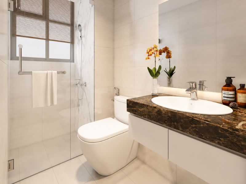 thiết kế nội thất nhà vệ sinh chung cư 45m2 với khu tắm kính và bàn lavabo dài