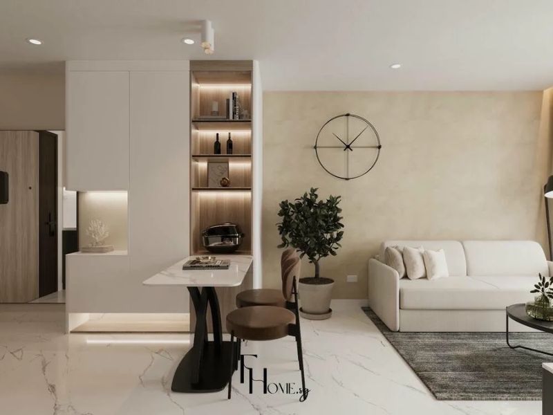 Chọn nội thất và vật liệu mở rộng thị giác chung cư 70m2 sàn gạch marble trắng lớn, tường stucco be, sofa trắng kem, kệ gỗ LED âm tường, bàn bar marble chân đen