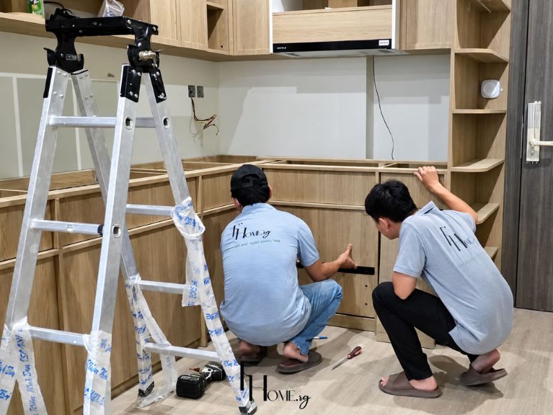 Đội ngũ thợ FHome Sài Gòn thi công lắp đặt hoàn thiện hệ tủ bếp căn hộ