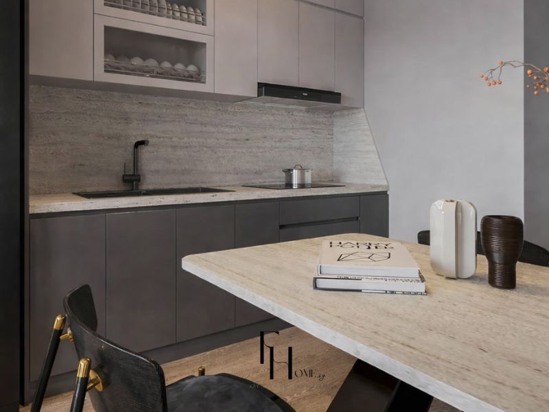 Phòng bếp 70m2 phong cách Luxury tủ hai tầng xám, ghế nhung xanh đen chân vàng đồng, đèn thanh vàng