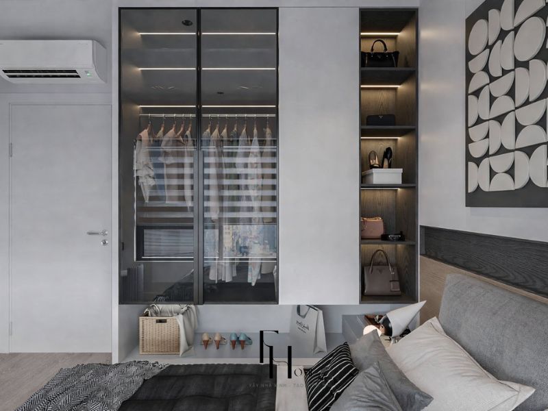 Phòng ngủ 70m2 phong cách Luxury tường vải xám đậm đèn dải vàng, giường da xám, tủ cánh kính khung đen