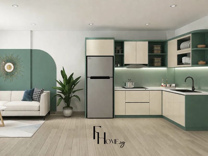 Thiết kế nội thất phòng bếp chung cư 70m2 phong cách Scandinavian tủ bếp chữ L kem viền xanh lá, kệ mở xanh lá đèn LED, backsplash xanh lá, tủ lạnh inox, cây xanh lớn