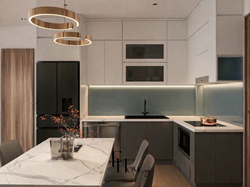 Thiết kế nội thất phòng bếp chung cư 70m2 phong cách Tối giản tủ bếp chữ L trắng xám, mặt bàn đá marble, backsplash kính xanh xám, đèn thả vàng đồng
