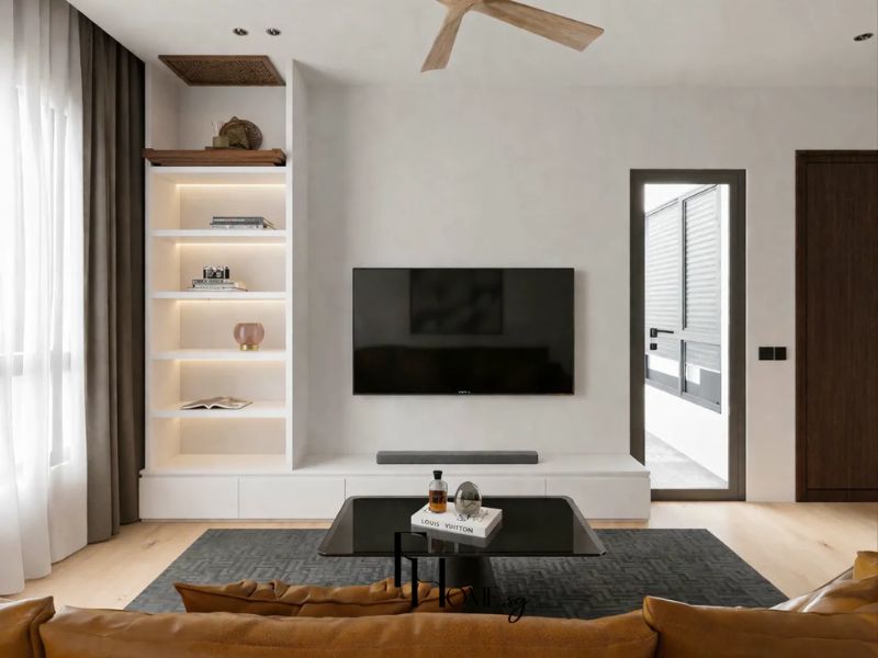 Thiết kế nội thất phòng khách chung cư 70m2 phong cách Tối giản kệ tivi âm tường trắng đèn LED, tivi treo tường, bàn trà kính đen, sofa da nâu cognac, quạt trần cánh gỗ