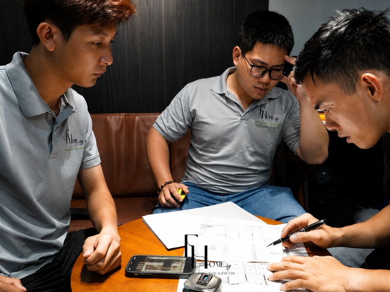 Đội ngũ FHome Sài Gòn trao đổi bản vẽ nội thất