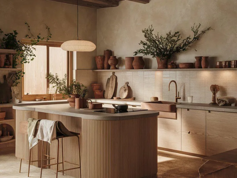 Thiết kế nội thất phòng bếp phong cách Wabi Sabi với đảo bếp cong