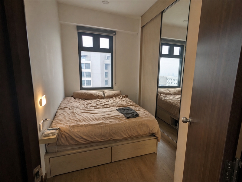 Thiết kế phòng ngủ chung cư 8m² có giường hộc kéo và tủ cánh gương