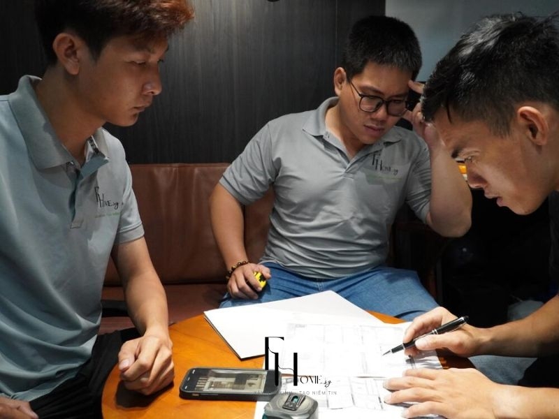 Đội ngũ kiến trúc sư trao đổi phương án thiết kế nội thất phòng ngủ chung cư trước khi triển khai