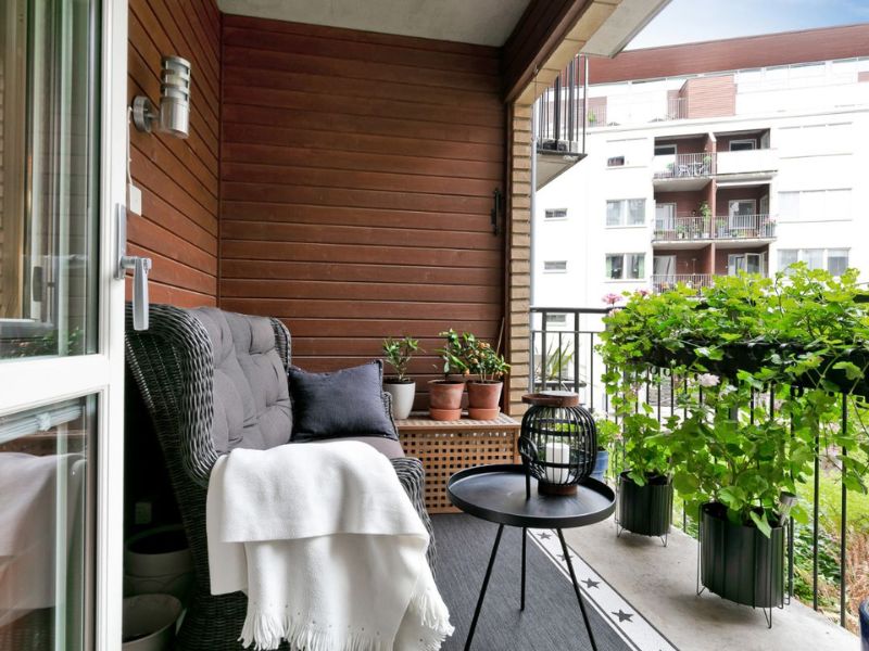 thiết kế nội thất ban công chung cư góc thư giãn có sofa và cây xanh