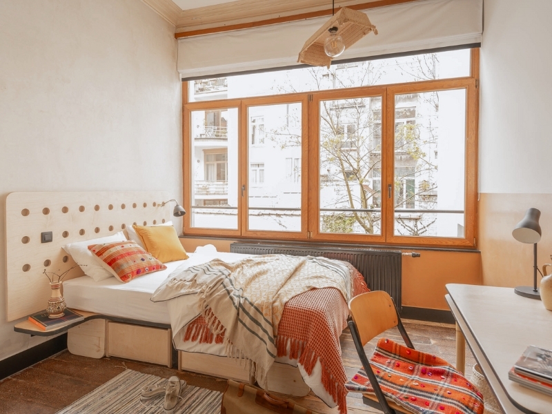 Thiết kế phòng ngủ chung cư 16m² với giường đơn và bàn học cạnh cửa sổ