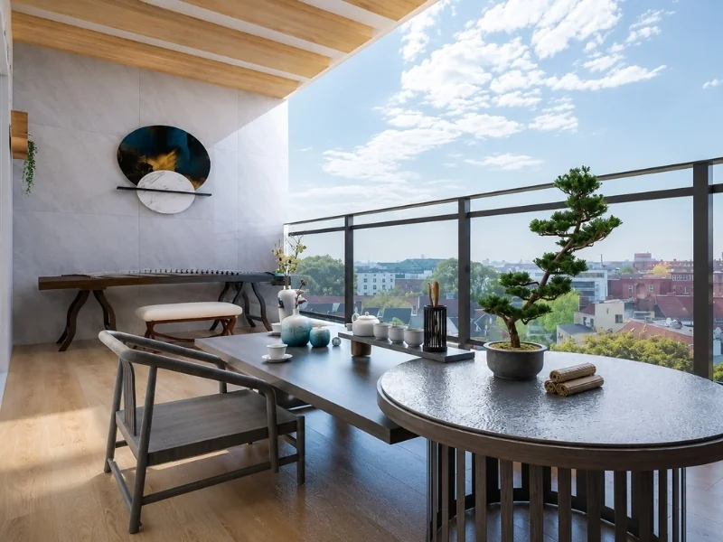 Mẫu thiết kế ban công chung cư hiện đại với bàn trà, ghế gỗ và cây bonsai