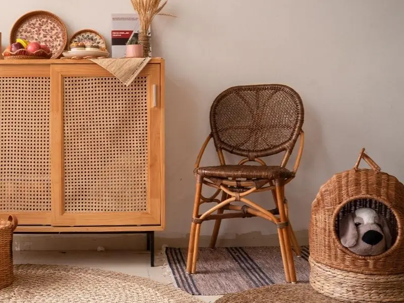 Tủ cánh mây đan, ghế mây và giỏ tre trong nội thất Tropical