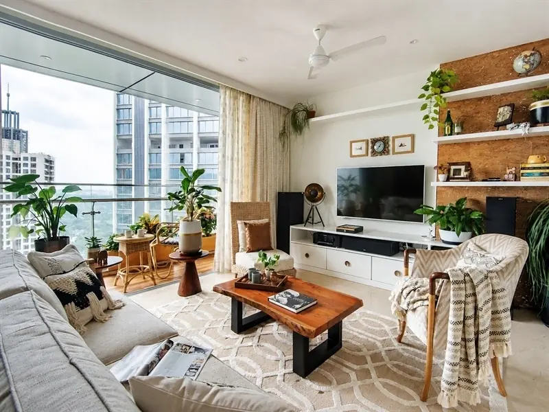 Phòng khách chung cư phong cách Tropical với gỗ, mây tre và cây xanh.
