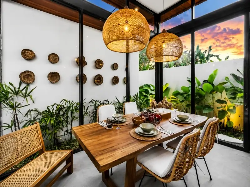 Phong cách tropical trong thiết kế nội thất phòng ăn với đèn vàng.