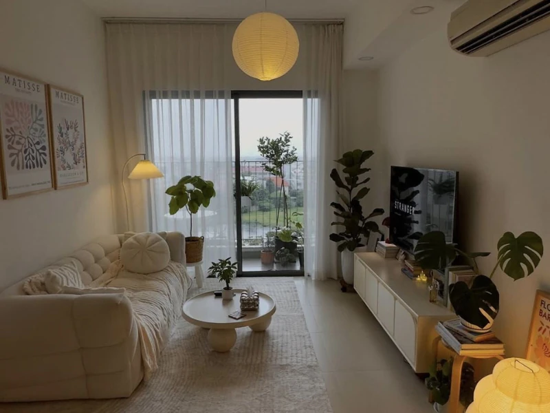 Phòng khách chung cư tối giản tông trắng với sofa êm ái và thảm ấm cúng