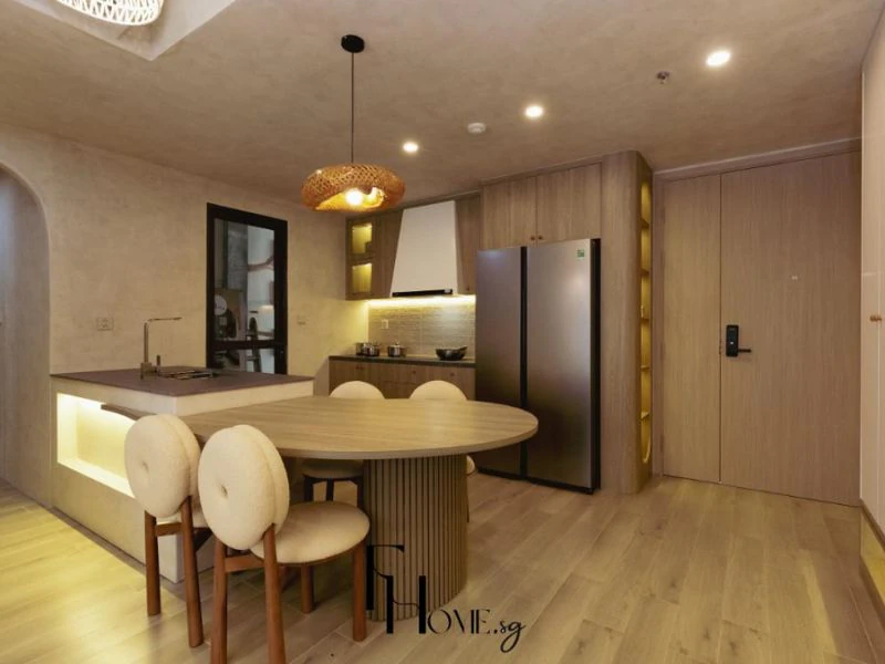 Phòng ngủ chung cư tối giản Lumiere Boulevard với cửa kính lớn và nội thất gỗ