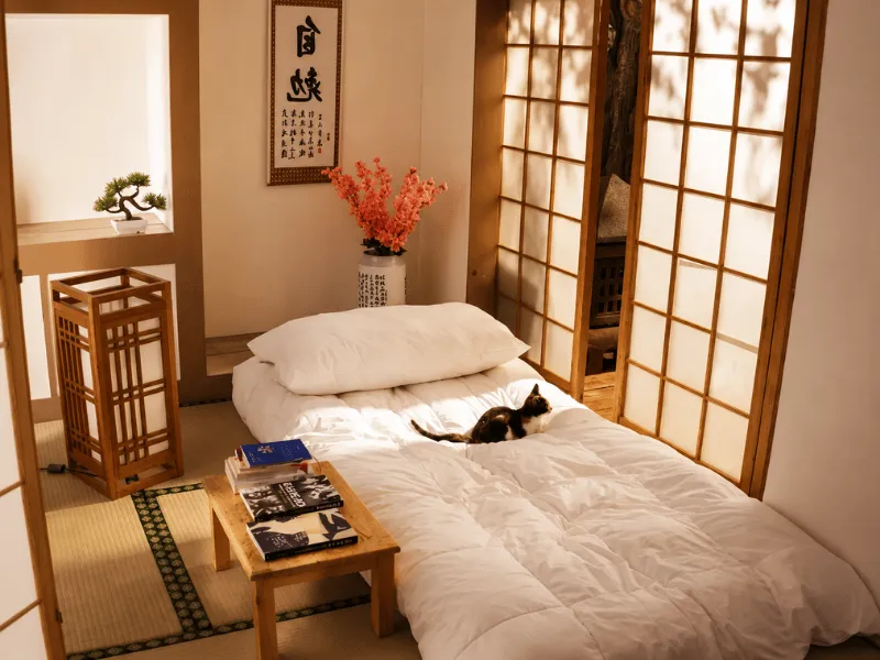 Phòng ngủ phong cách Nhật Bản sắc gỗ sáng với nệm Futon và cửa lùa Shoji