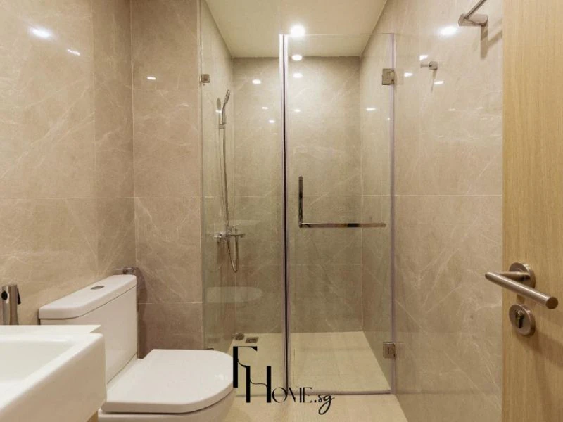 Phòng tắm chung cư tối giản Lumiere Boulevard với vách kính trong suốt