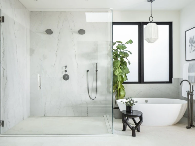 Thiết kế chung cư tối giản cho phòng tắm với buồng kính và bồn tắm rời