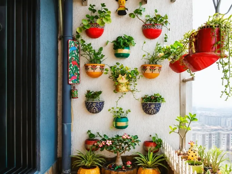 Tường ban công chung cư bố trí chậu cây treo handmade nhiều màu sắc