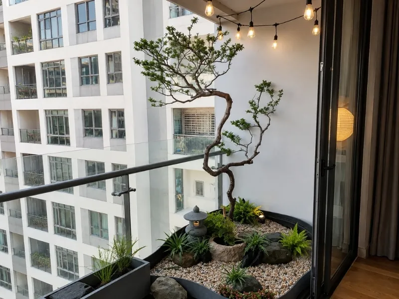 Ban công chung cư phong cách Nhật Bản với cây bonsai, sỏi trắng, đá và đèn đá