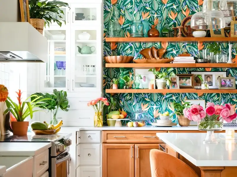 Phòng bếp phong cách Tropical Maximalist với giấy dán tường họa tiết lá nhiệt đới