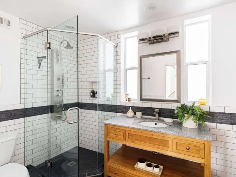 Ý tưởng thiết kế chung cư tối giản cho phòng tắm với vách kính và tủ gỗ