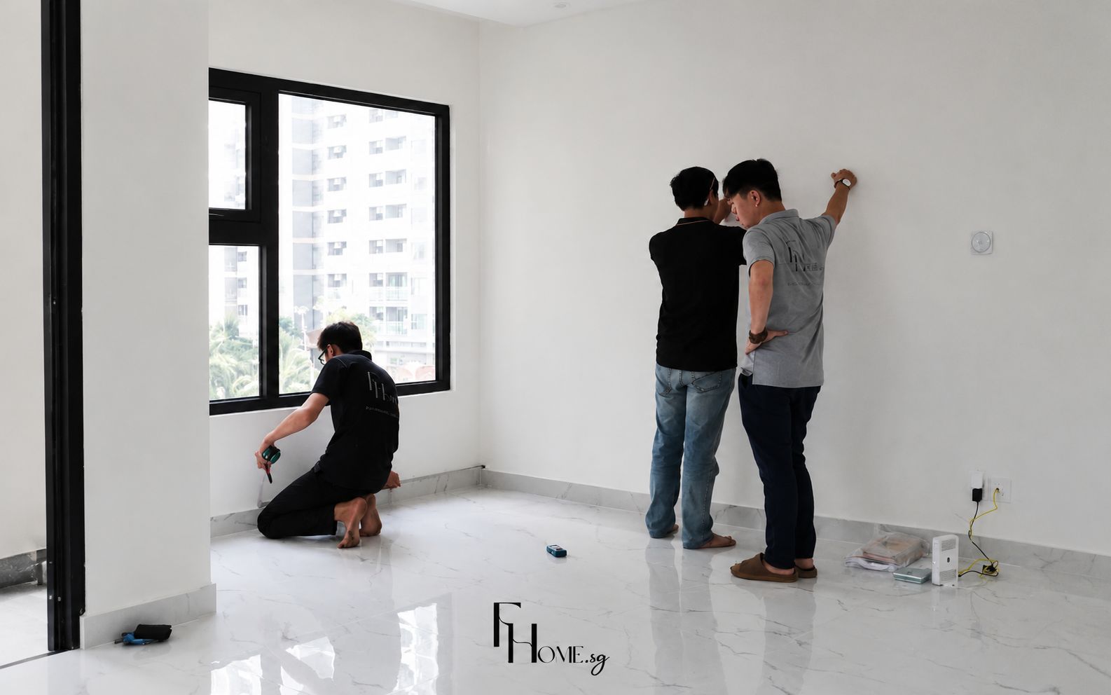 Đội ngũ FHome đo đạc căn hộ trước khi thi công trọn gói