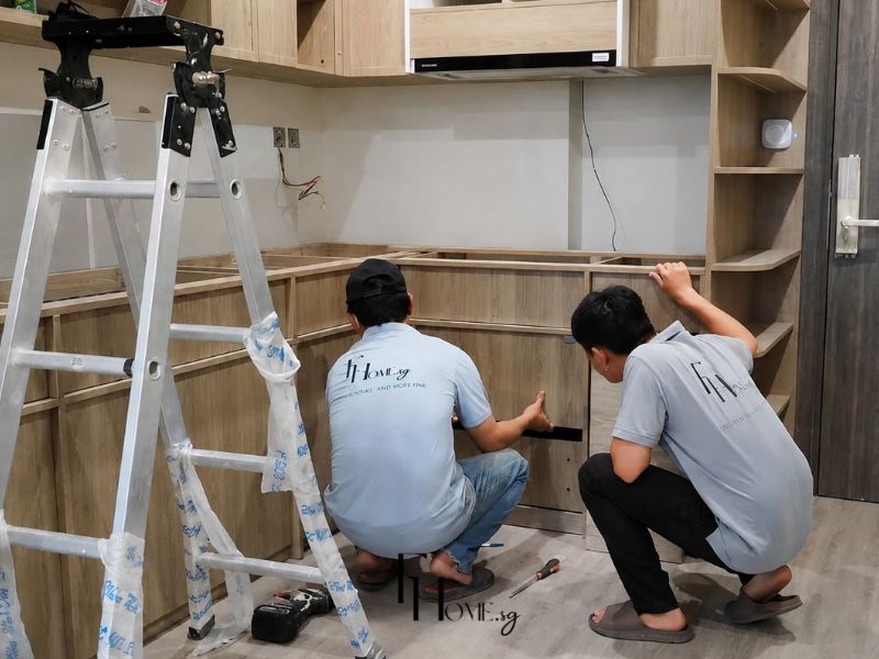 Kỹ thuật viên FHome Sài Gòn lắp đặt hệ tủ bếp tại căn hộ chung cư bàn giao hoàn thiện cơ bản