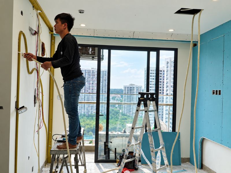 Kỹ thuật viên thi công cẩn thận đúng nội quy tòa chung cư nhằm đảm bảo hoàn trả tiền ký quỹ