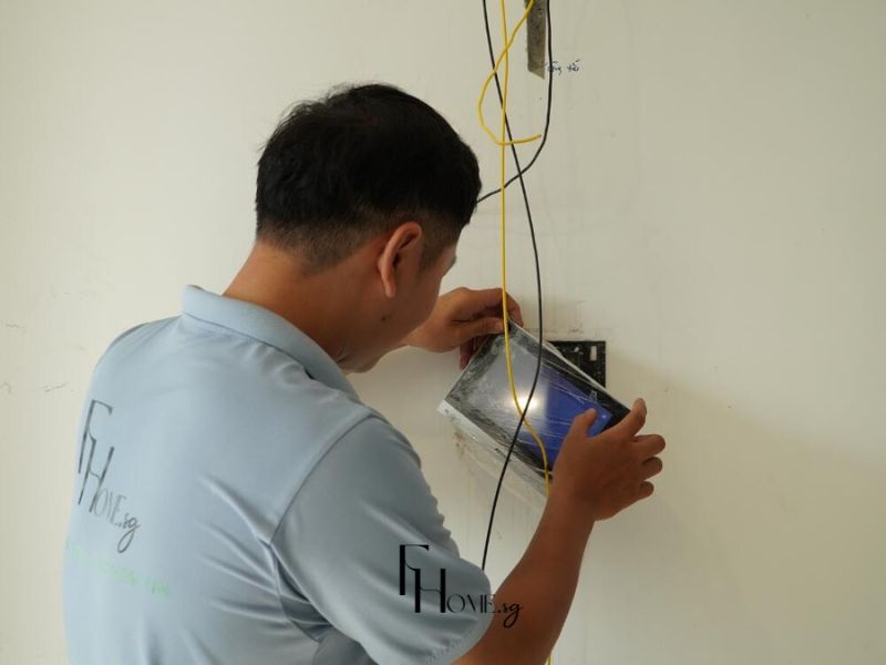 Kỹ thuật viên FHome Sài Gòn lắp đặt màn hình điều khiển điện thông minh cho căn hộ chung cư