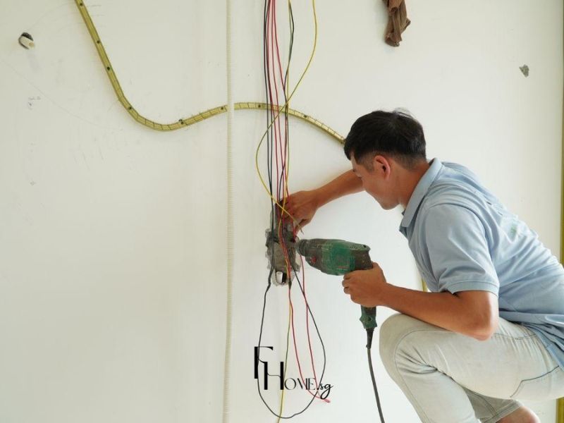Kỹ thuật viên FHome lắp đặt đế âm và luồn dây điện âm tường an toàn cho căn hộ
