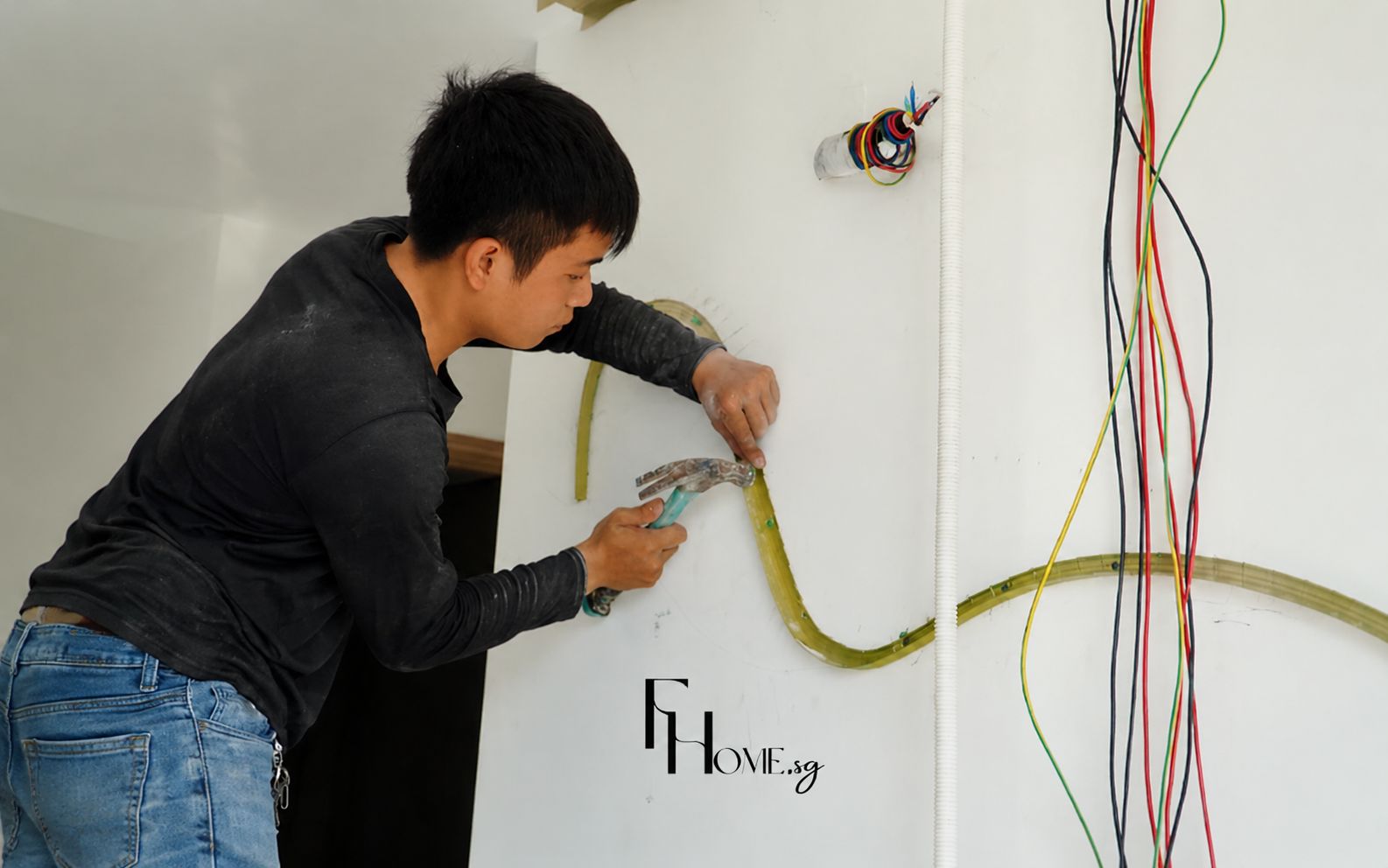 Kỹ thuật viên FHome thi công hệ thống điện âm tường